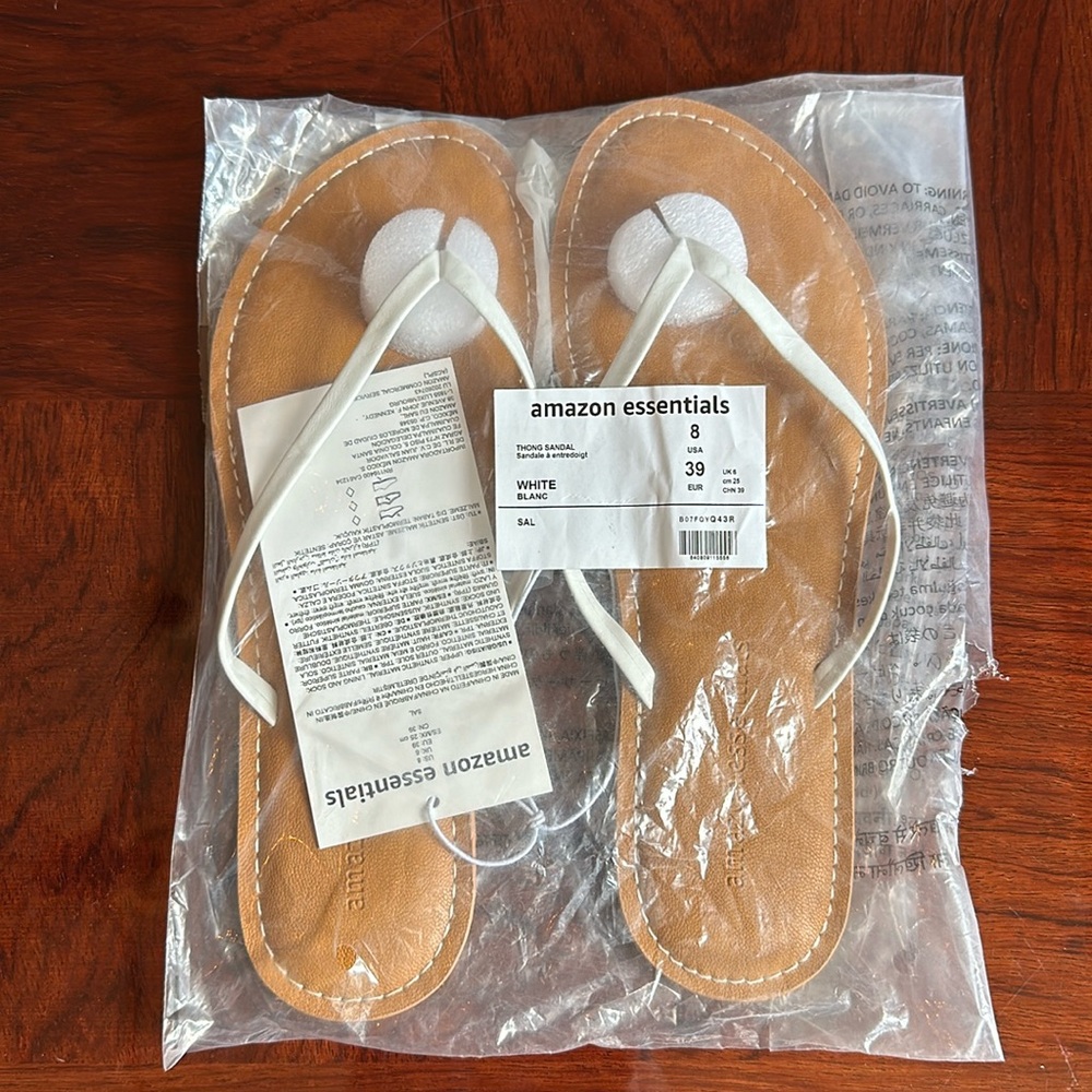 Amazon Essentials *NWT* Women’s Thong Sandals, White